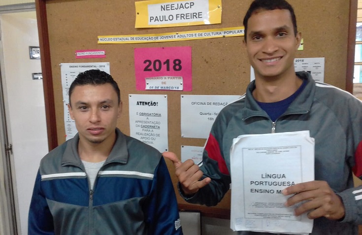 rapazes com prova na mao